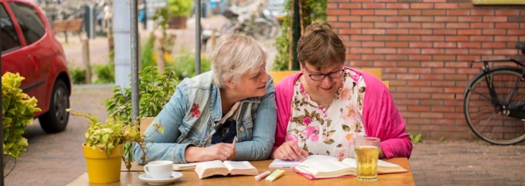 Twee vrouwen met open Bijbels