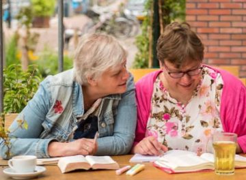 Twee vrouwen met open Bijbels